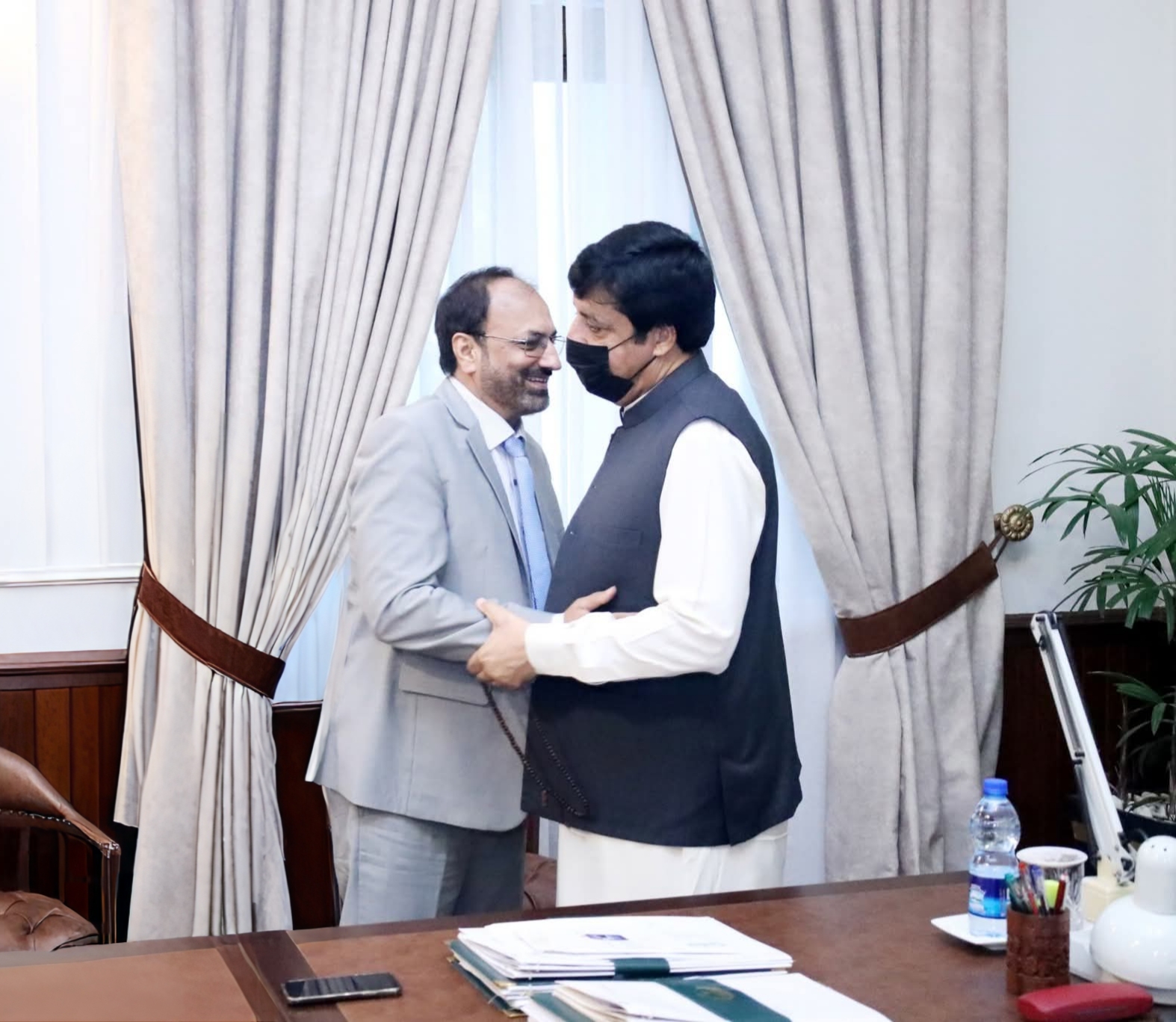 UET Vice Chancellor Meets Governor Punjab: Discusses Financial and Administrative Matters