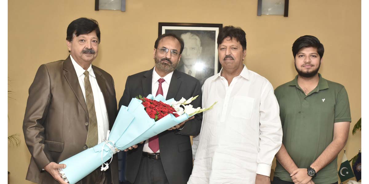 Vice Chancellor Prof. Dr. Shahid Munir Welcomed with Bouquet by Ar ...